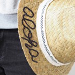 【ハワイリビング】お手ごろ価格の麦わら帽子を簡単カスタマイズ！aloha仕様の帽子に変身♪