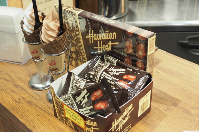Find Hawaii ハワイ土産の定番 ハワイアンホーストのマカデミアナッツチョコレートをソフトクリームで Hawaii Lifestyle Club