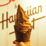 【Find Hawaii】ハワイ土産の定番　ハワイアンホーストのマカデミアナッツチョコレートをソフトクリームで